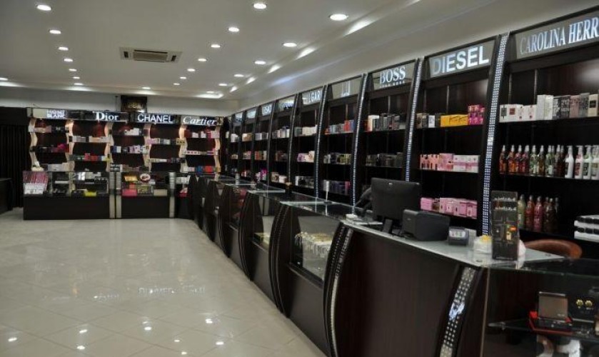 وزير العمل يصدر قراراً بتوطين منافذ البيع في محلات العطور والبخور والأقمشة