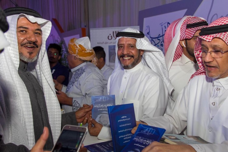 الثبيتي يوقع “إعلامي يخرج من عنق الزجاجة”