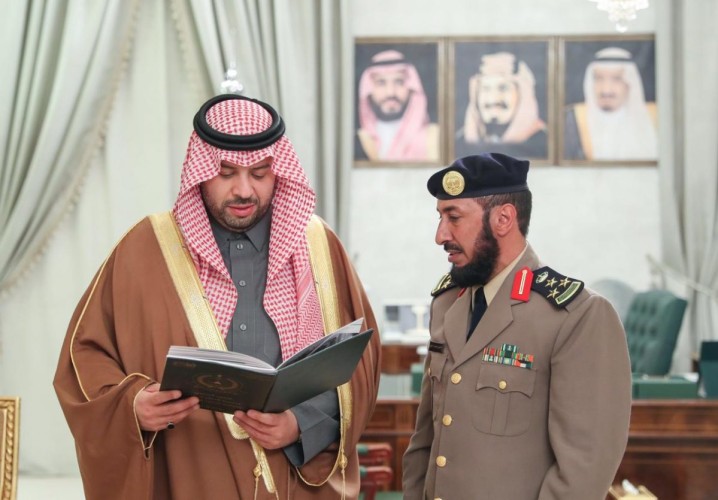 أمير منطقة الحدود الشمالية يتسلم التقرير السنوي للدفاع المدني بالمنطقة