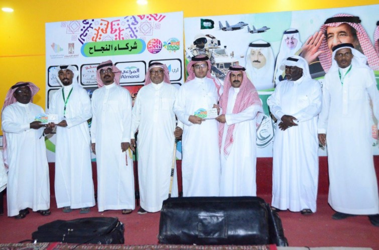 أهالي حي الرقيقة بالهفوف يختتمون احتفالاتهم بالعيد بتكريم أسر شهداء الواجب