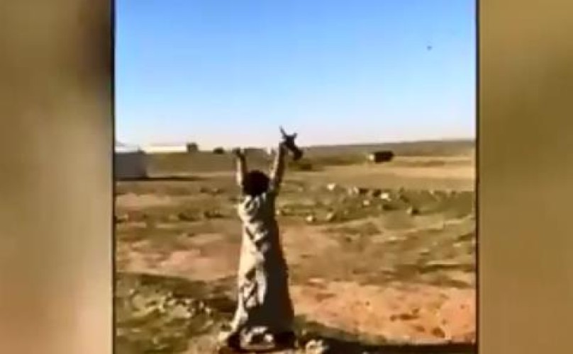 بالفيديو.. طفل يدعو قائد طائرة مروحية للهبوط وتناول القهوة في خيمته.. والقائد يلبي دعوته