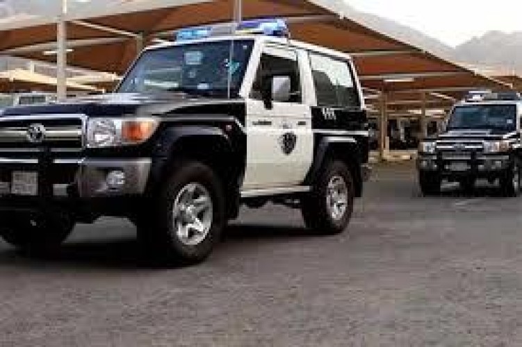 لصوص يقتلعون صرافاً آلياً بواسطة “بوكلين”.. ويشعلون النار فيه بعد مطاردتهم من الشرطة