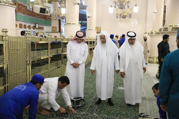 بالصور.. تغيير فرش المسجد النبوي كاملا بسجاد وطني جديد استعدادا لشهر رمضان