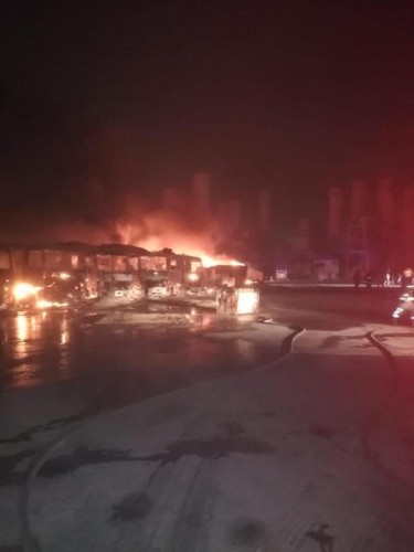 السيطرة على حريق اندلع في خزان ديزل و15 شاحنة بالدمام