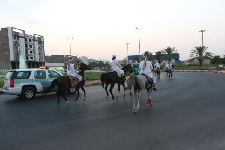 بمناسبة اليوم الوطني .. مرور الجوف يحتفل مع المواطنين و يزور المصابين