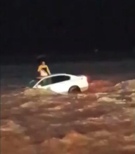 «بالفيديو» سيول جارفة بتبوك تسحب سيارة وبداخلها شاب قبل أن يتم إنقاذه بعد تثبتة بشجرة