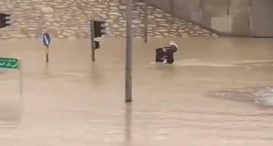 بالفيديو.. شاب يحمل مسنا على عاتقه لإنقاذه من السيول