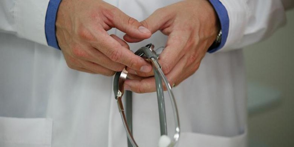 في لفتة إنسانية.. فني تخدير وطبيب خارج دوامهما ينقذان حياة مصابين جراء حَادث مروري بينبع