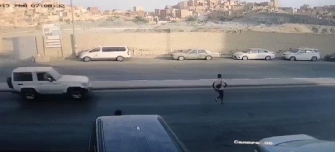 شاهد.. مخالف يتعرض لحـادث مؤلم أثناء هروبه ثم ينهض ويواصل الهرب