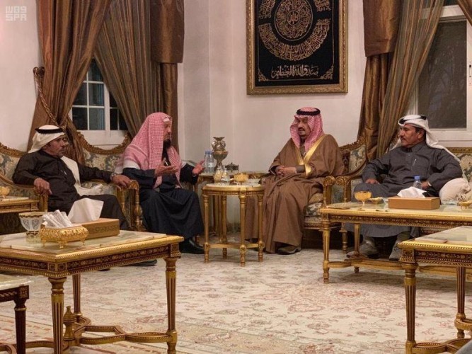 سمو أمير الرياض يقدم العزاء للشيخ المنيع