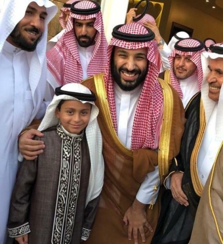 بالفيديو والصور.. ولي العهد يزور منزل أحد المواطنين في القصيم