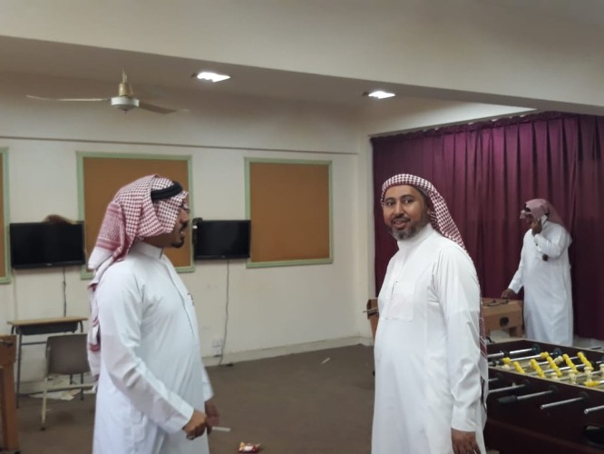 مدير تعليم ضمد يتفقد مركز التطوير المهني بمدرسة الطاهرية