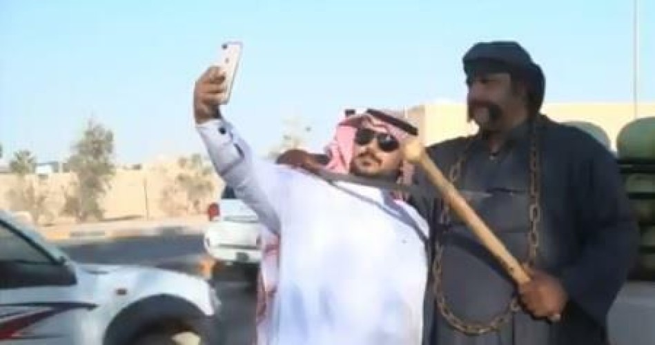 يحمل عصا وسيفا.. تعرف على المواطن الذي رفض أداء إعلانات ليبيع “البطيخ” في طبرجل (فيديو)