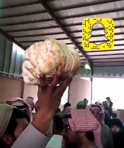 شاهد.. بيع أكبر فقعة في سوق حفر الباطن بمبلغ 1050 ريالاً