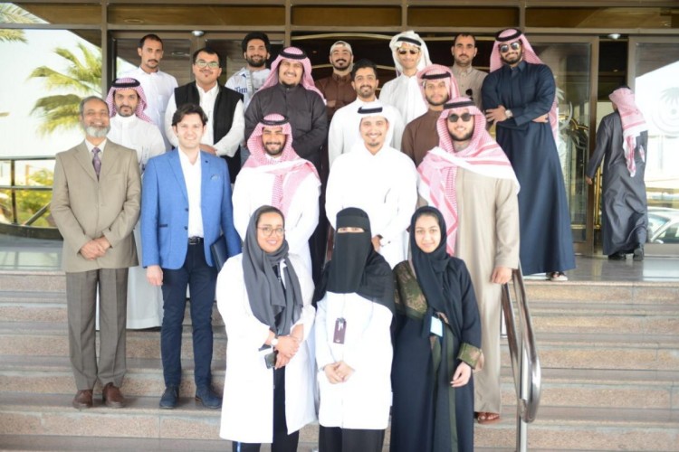 طلاب جامعة الأمير محمد بن فهد بالدمام يزورون مرضى السرطان “