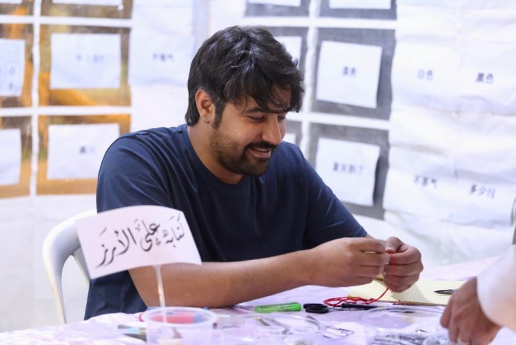 الكتابة على حبات الأرز .. هدايا وسام البادية بمحافظة المندق