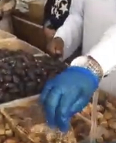 بالفيديو.. أمانة المدينة توضح حقيقة «التمر المجروش».. وتكشف عن إجراء عاجل!