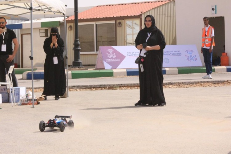 رئيس اتحاد الرياضات اللاسلكية يتوج الفائزين في بطولة الخرج للسيارات اللاسلكية