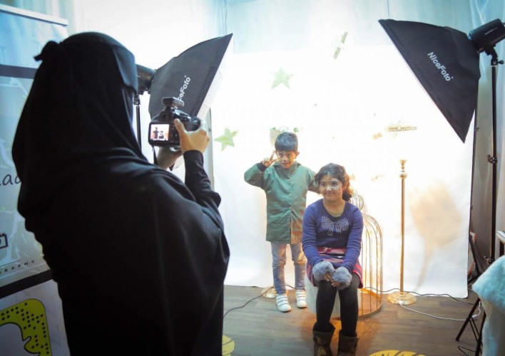 “مصورة فوتوغرافية تستهوي زوار مهرجان ربيع بريدة 40 بجمال صورها”