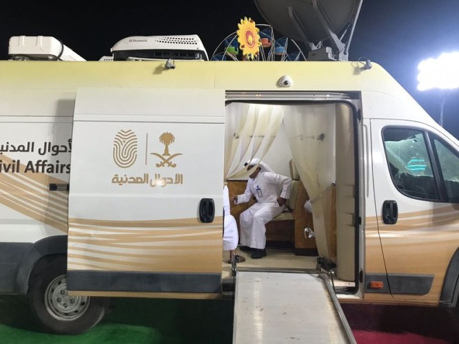 عربة الأحوال المدنية المتنقلة تقدم خدماتها لأهالي محافظة الحائط وقراها
