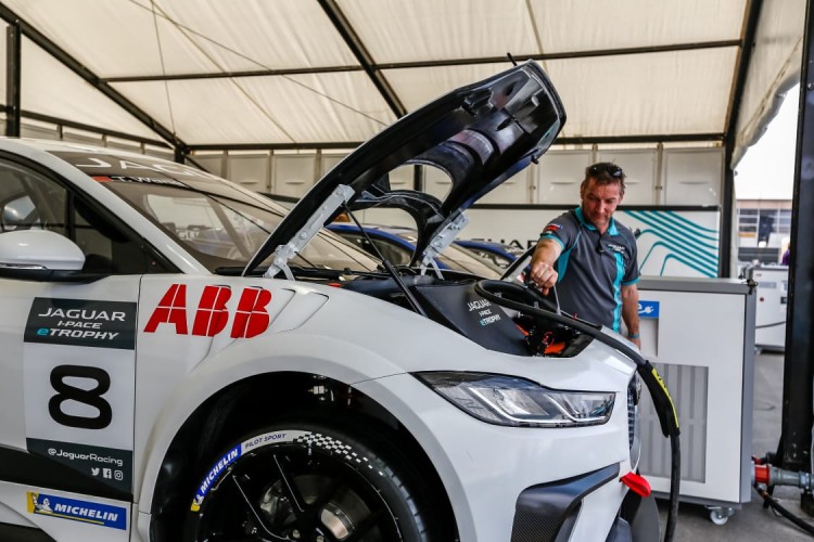 إيه بي بي ترتقي برياضة السيارات الكهربائية لآفاق جديدة