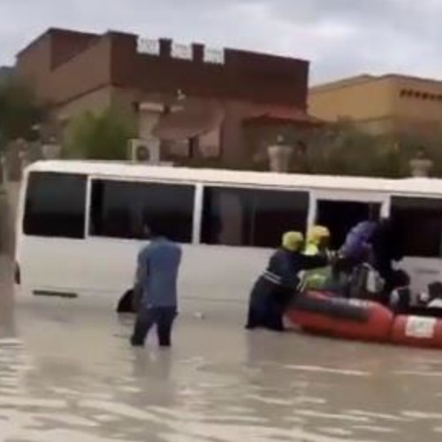 بالفيديو.. “مدني الدمام” ينقذ طالبات من السيول بعد تعطل حافلتهن