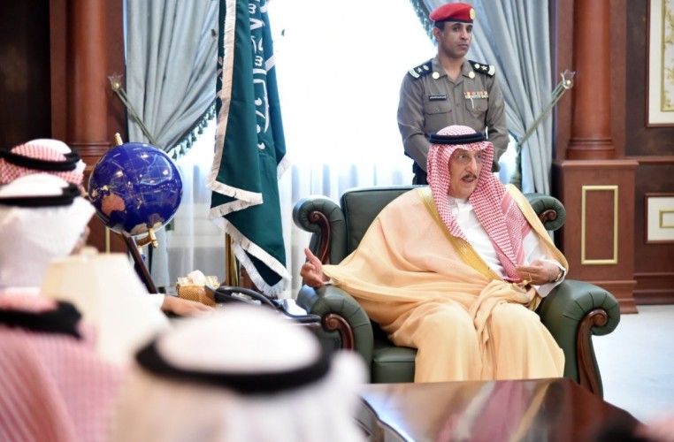 أمير منطقة جازان يستقبل وكلاء وموظفي الأمارة عقب عودته من إجازته السنوية