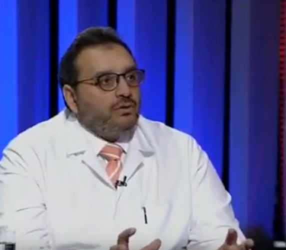 استشاري يوضح خطورة تناقل المعلومات الطبية عبر “الواتساب” ويفند بعض الإشاعات الطبية (فيديو)