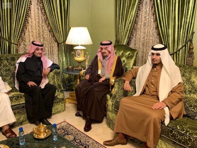 أمير منطقة الرياض يقدم العزاء في والدة الأمير تركي بن عبدالرحمن – رحمها الله-