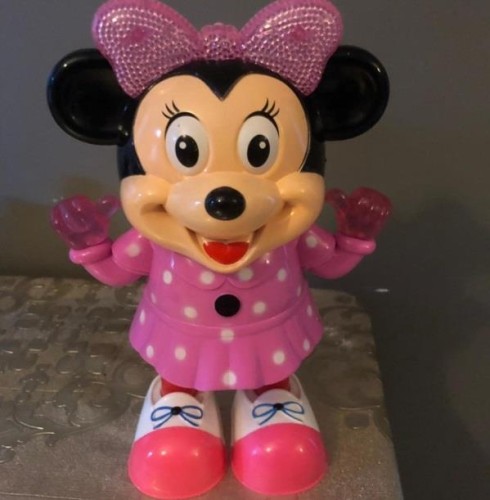 بالفيديو.. مواطن يتلقى دُمية هدية لطفلته ترقص على تلبية الحج.. ويطالب بسحبها من الأسواق