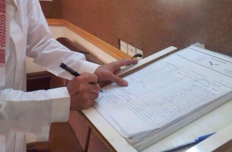 رصد موظفين بـ«التعليم» يتلاعبون بالتوقيع في دفتر الحضور والانصراف