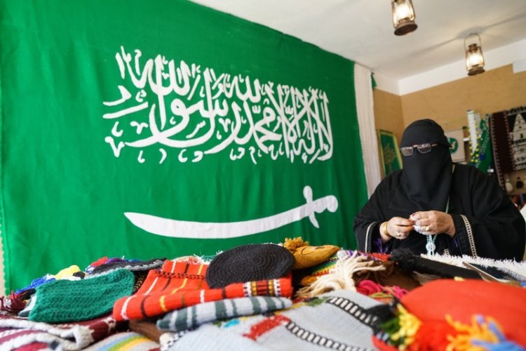 مسنة في “الجنادرية 33” تصنع أكبر عَلَم من “السدو”