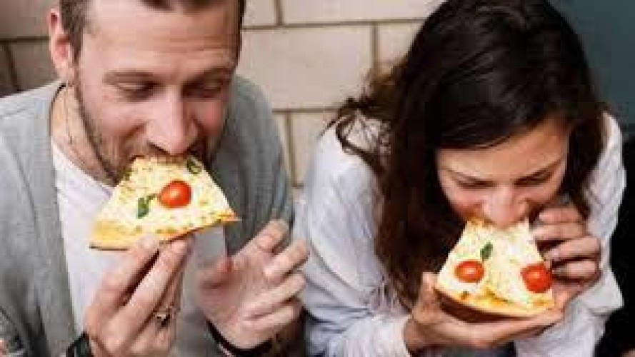 دراسة علمية تحذر من تناول الطعام بسرعة.. وهذه أبرز أضراره على الصحة