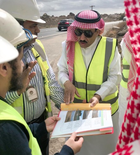 “الشراري” يتفقد عدداً من مشاريع النقل والطرق بعسير وينذر 3 مقاولين بسحب مشروعاتهم