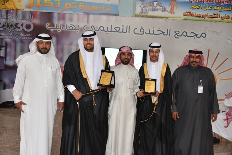 الخندق بهديب يودع طلابه الخريجين