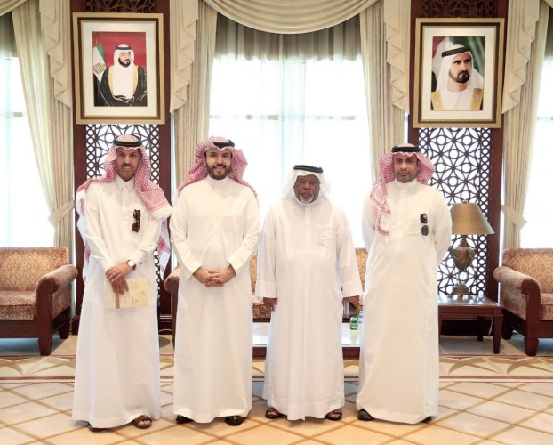 “السيف” يزور المعرض التشكيلي المشترك بدبي ويشيد بالأعمال المعروضة