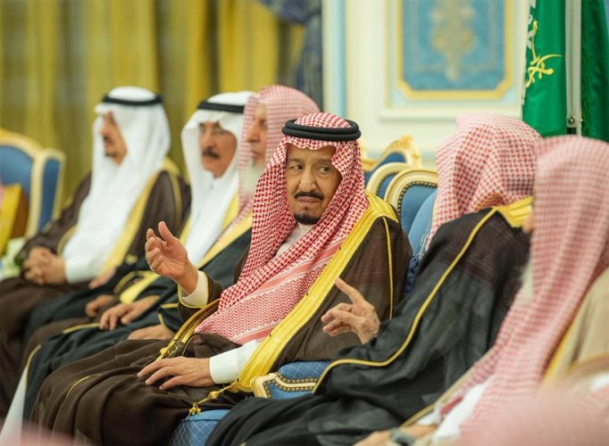 بالصور .. خادم الحرمين يستقبل المفتي وعدد من الأمراء والعلماء وجمعاً من المواطنين