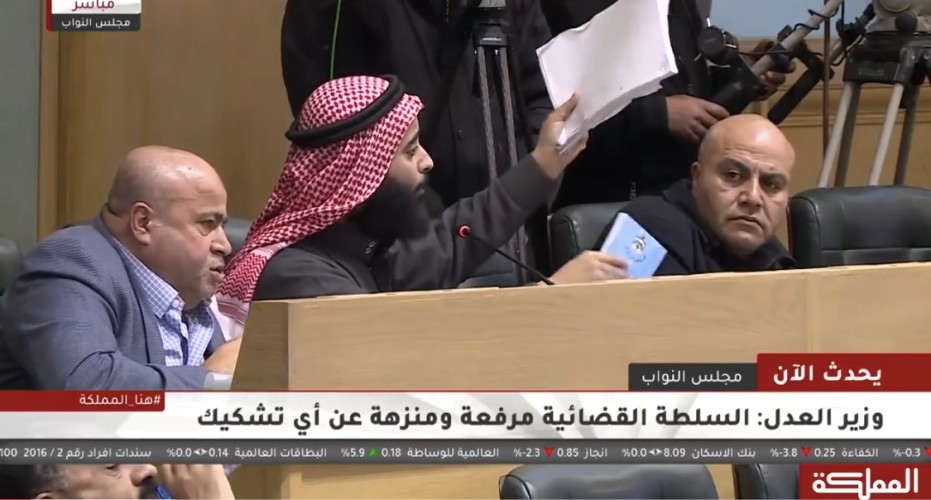 بالفيديو: عراك وتراشق بعبوات المياه في مجلس النواب الأردني بسبب ملفات فساد
