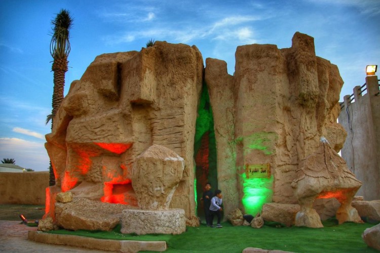 جبل قارة.. أعجوبة طبيعية تثير فضول زوار “الجنادرية 33”