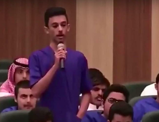 شاهد.. رد مدير جامعة شقراء على طالب سأله عن سبب عدم وجود دكتور سعودي في الجامعة