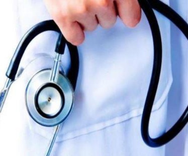 ممرضتان تسعفان شابا تعرض لحالة تشنج مفاجئة أمام فندق بأبها