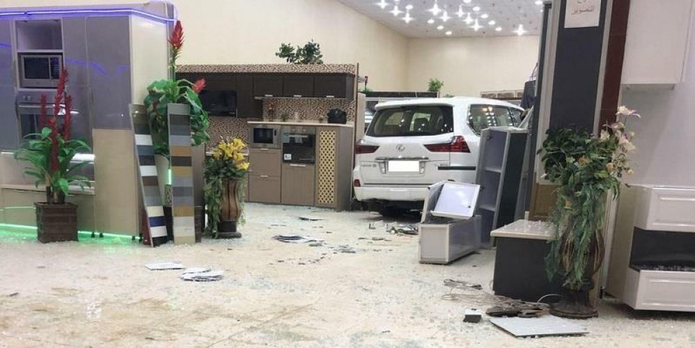 «بالفيديو«جيب لكزس» تقتحم محل مستلزمات مطابخ في رفحاء