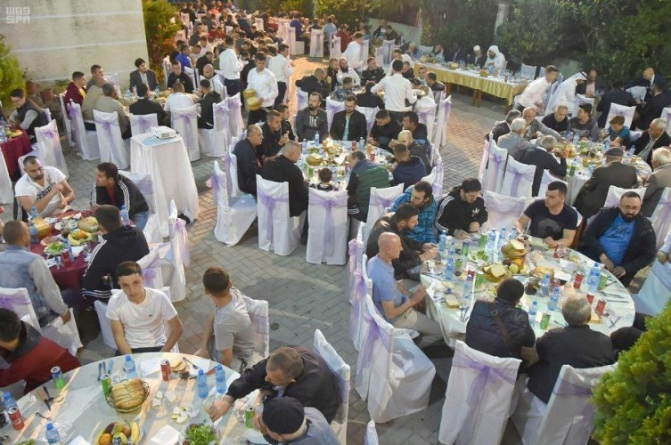 الشؤون الإسلامية تنظم الإفطار الجماعي في ألبانيا