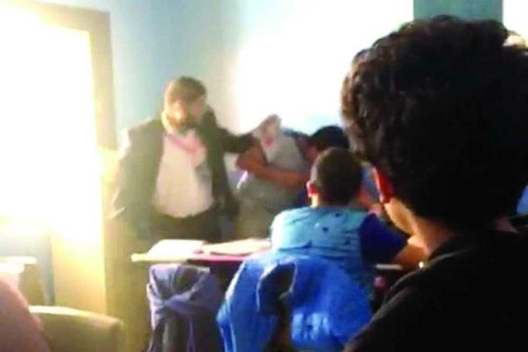 العيسى يوجه بالتحقيق في مقطع اعتداء معلم على طالب.. ولجنة تحقيق تصل إلى المدرسة