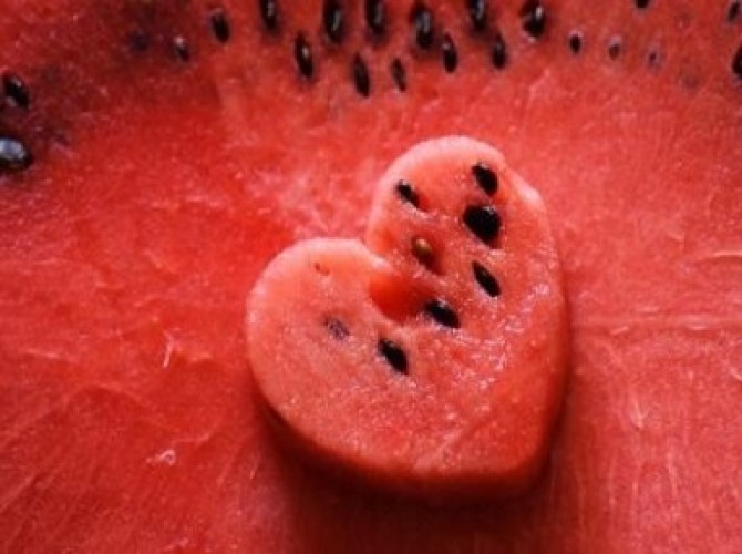 لن ترمي بذور البطيخ ثانية بعد اكتشاف فوائدها الهائلة للصحة الجنسية