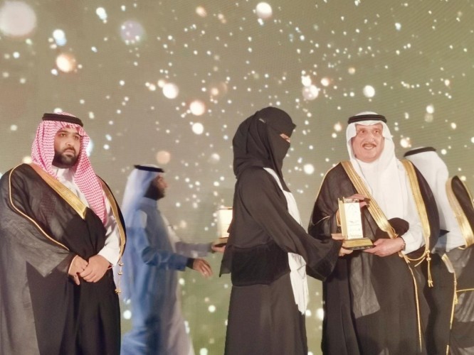 سمو أمير منطقة جازان يكرم ثلاثة من منسوبي ومنسوبات تعليم صبيا