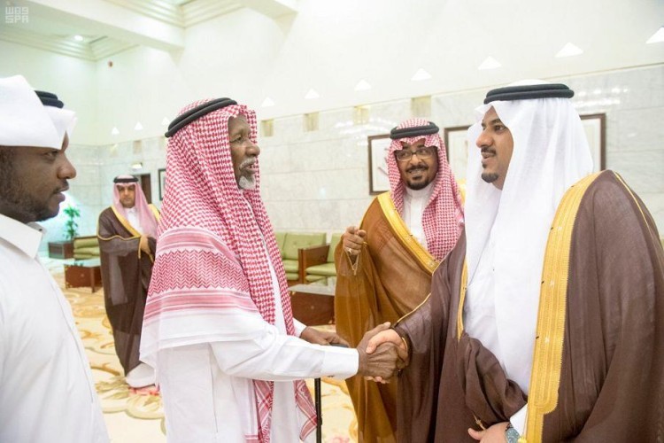 بالصور.. أمير الرياض بالنيابة يستقبل مواطنين تنازلوا عن قاتل أخيهم استجابةً لشفاعة ولي العهد