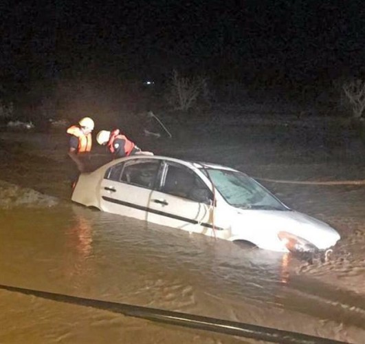 العثور على جـثـة شخص فُقد في وادي تربة بعد أن جرفت مياه السيل سيارته (صور)