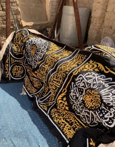 بالصور.. الإطاحة بعمالة آسيوية تقلد “كسوة الكعبة”في مكة