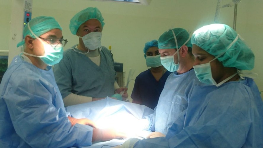 جراحه عاجلة ودقيقة للحفاظ على أمعاء خديج بولادة نجران